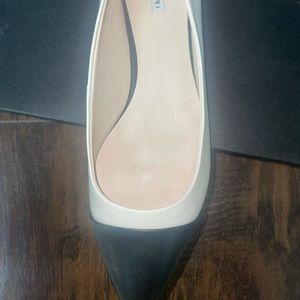 Super cute black & white flats!! Great for any occasion!!